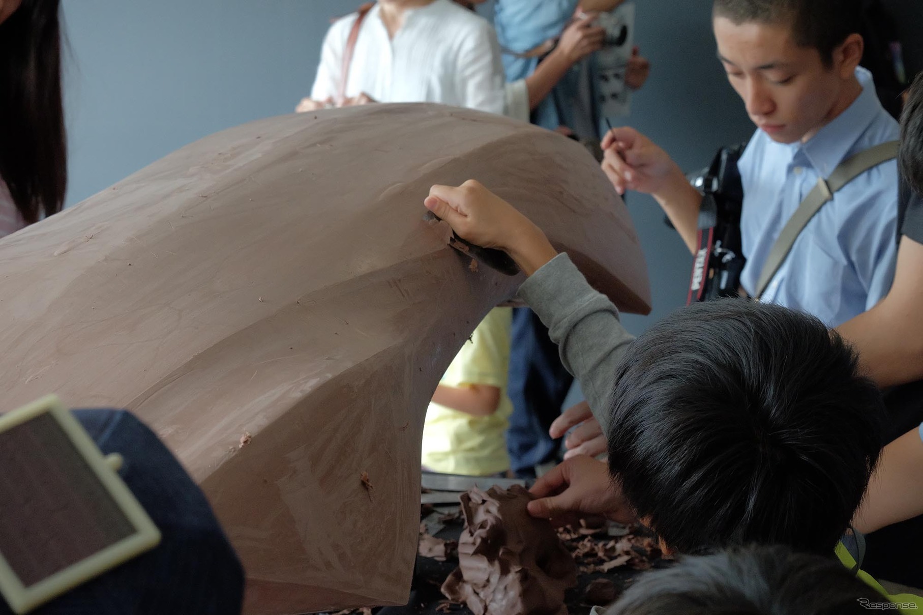 「整備・塗装職業体験」と「モノづくり体験」に参加する子どもたち（Be a driver. Experience at FUJI SPEEDWAY）