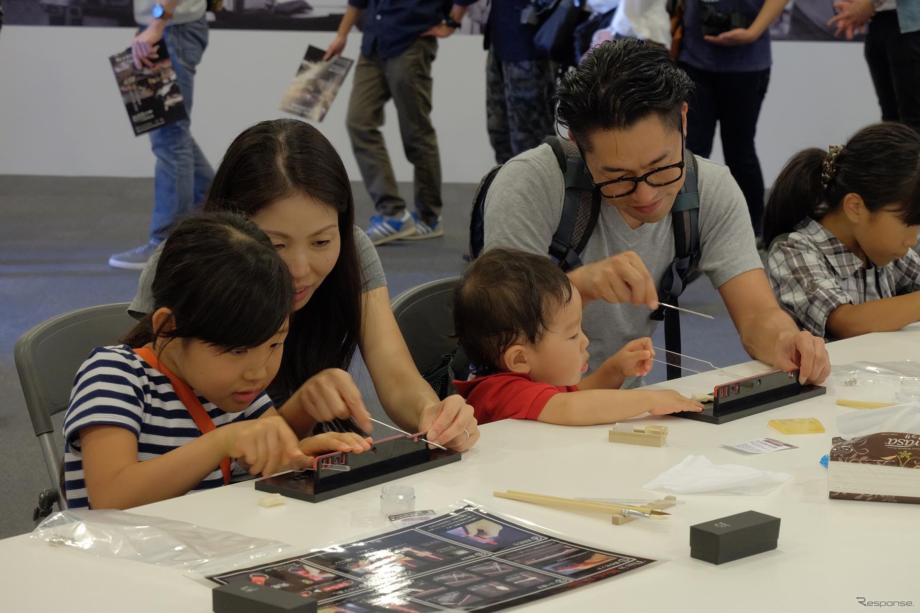 「整備・塗装職業体験」と「モノづくり体験」に参加する子どもたち（Be a driver. Experience at FUJI SPEEDWAY）