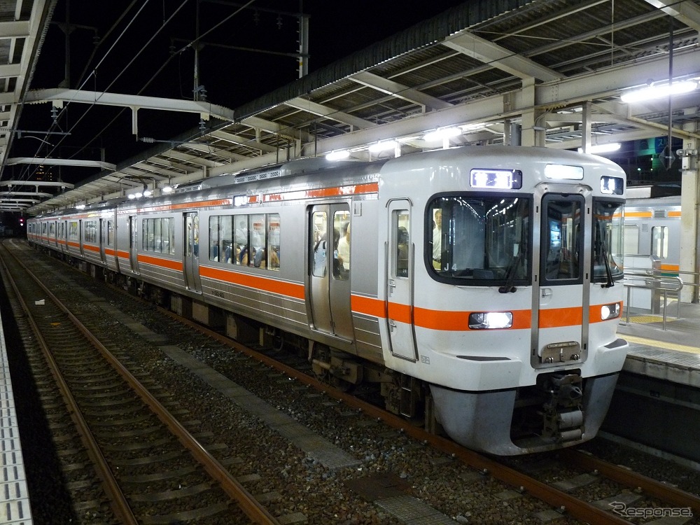 東海道本線も浜松～舞阪間で運転を見合わせる。