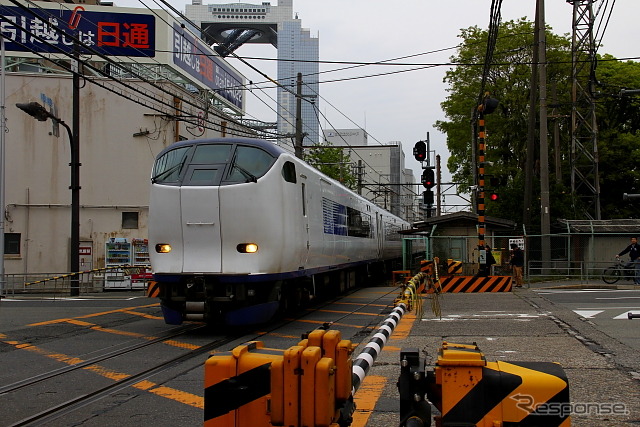 梅田貨物線の西梅田一番踏切（2013年4月末）。地下化により踏切が解消され、道路渋滞が緩和される。