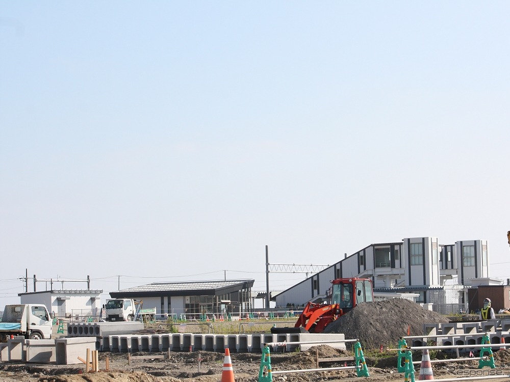 相馬～浜吉田間は線路を内陸側に移して12月10日に再開する予定。写真は移設後の新地駅。