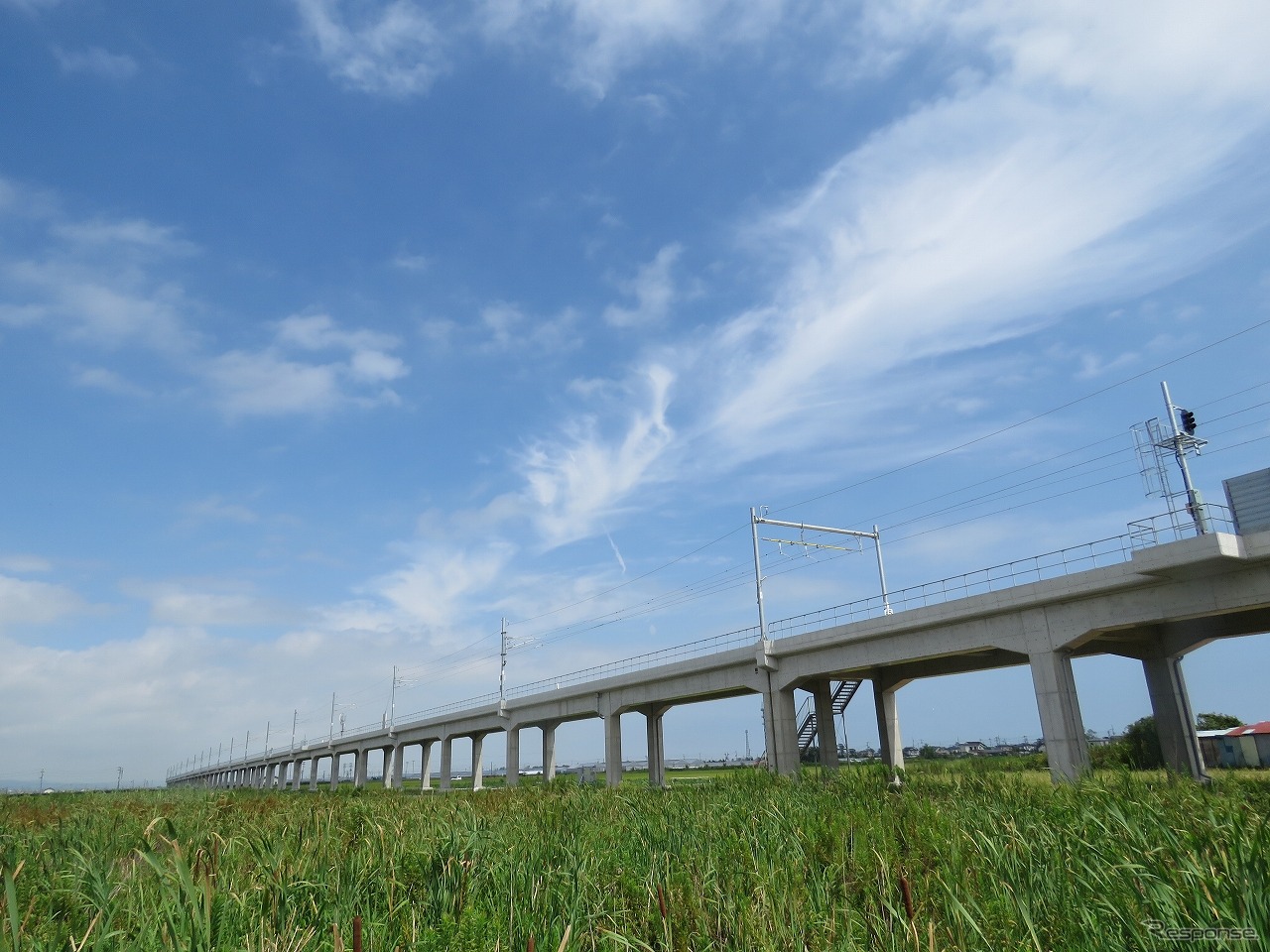 常磐線の新しい高架橋。相馬～浜吉田間は線路を内陸側に移して12月10日に再開する予定だ。