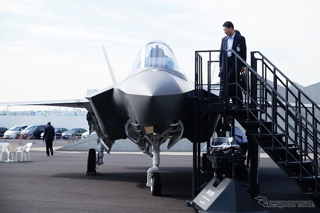 最新鋭のステルス戦闘機「F-35A」の実物大モックアップを展示。模型とはいえ、最新鋭機と同じ形をしたものに接近できるというのは見逃せないチャンス。