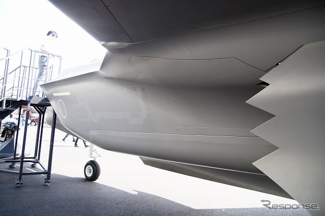 最新鋭のステルス戦闘機「F-35A」の実物大モックアップを展示。模型とはいえ、最新鋭機と同じ形をしたものに接近できるというのは見逃せないチャンス。