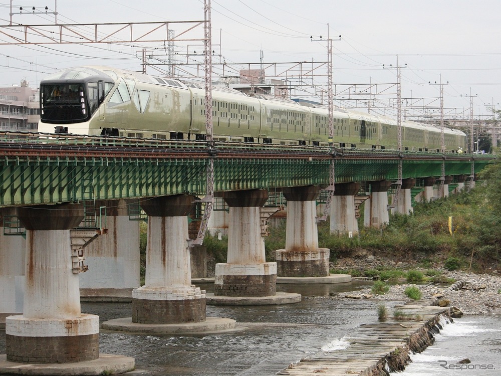 10両フル編成になった『四季島』専用車両のE001形。10月13日は武蔵野線や中央本線で試運転を実施した。