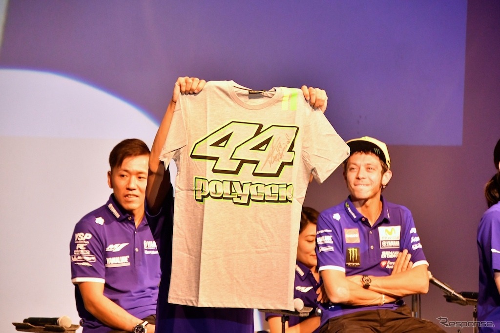 5人のヤマハMotoGPライダーがそれぞれプレゼントを用意し、抽選で当たったファンに手渡された。