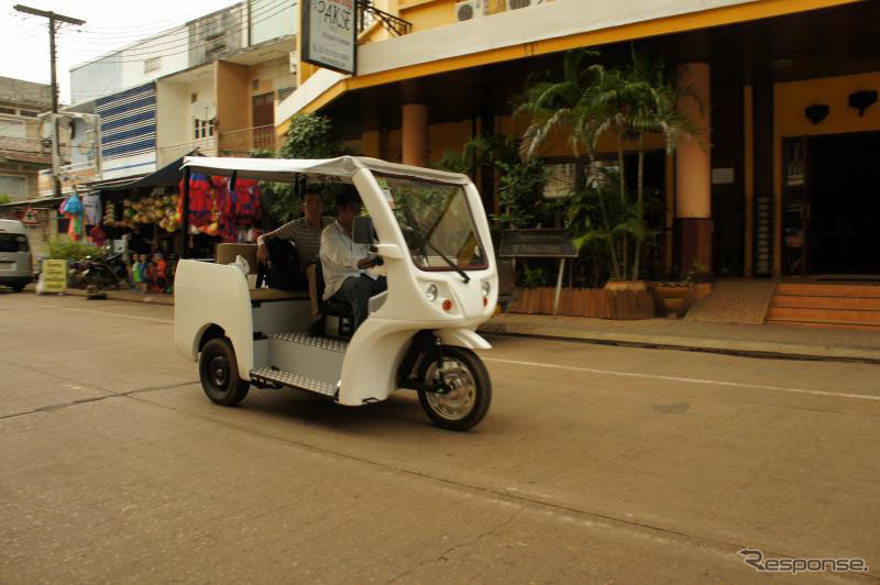 パクセ市街を走行するE-TukTuk