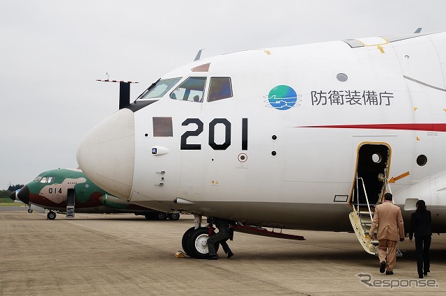 XC-2は同乗飛行用と地上展示用の2機を用意。