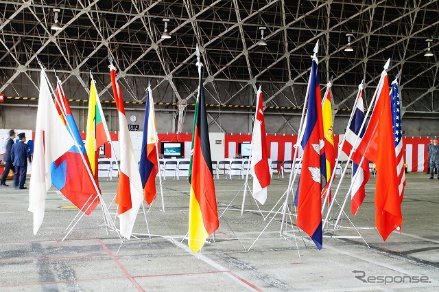 格納庫には各国の旗も飾られていた。
