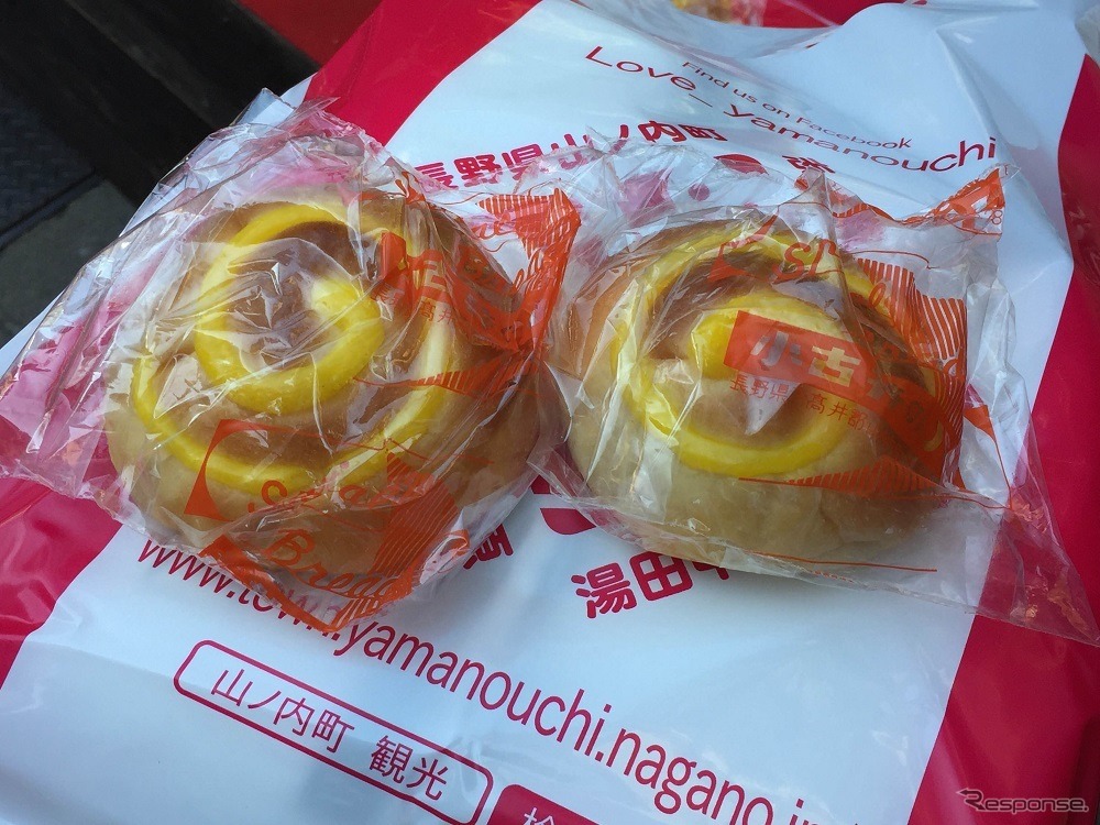 地元渋温泉で作られている渦巻きパン。参加者にチェックポイントでチェックを受ける際に差し入れとして手渡された。「おなかすいた！」と言っている参加者も。