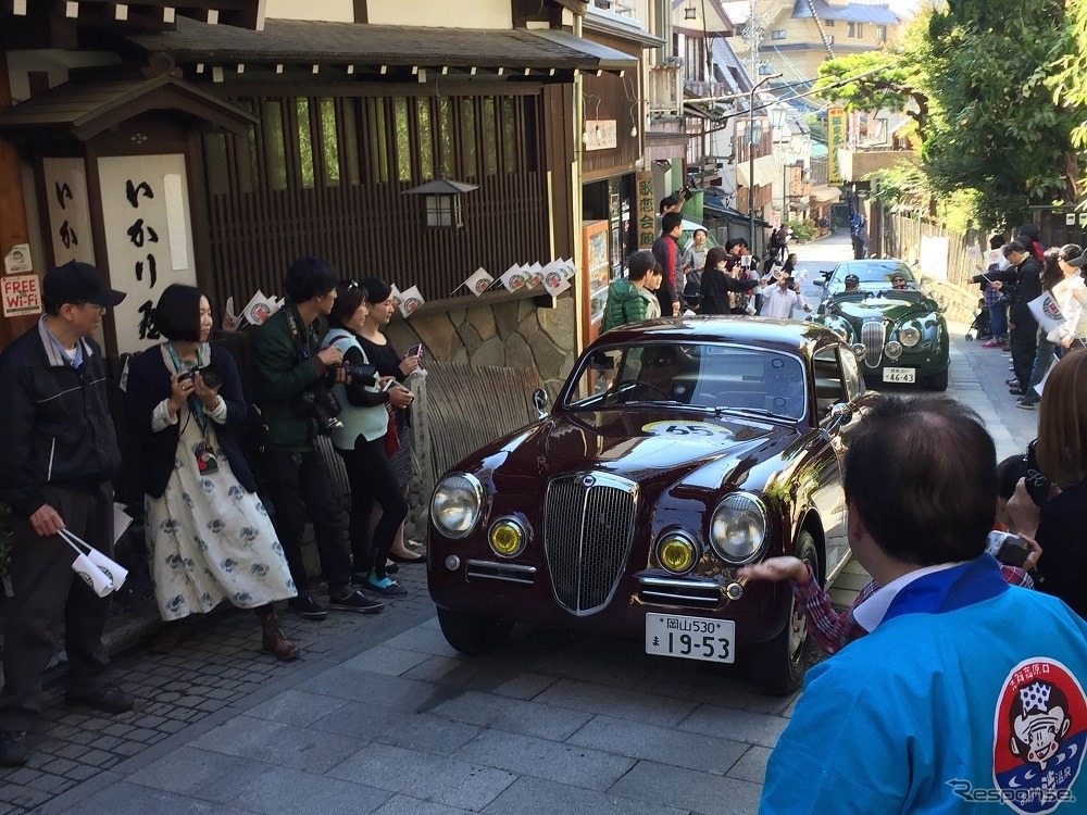 ランチアアウレリア。このキャラクターは渋温泉にも実に合っていた。