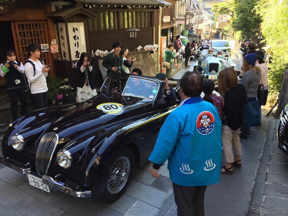 エレガントと言えばジャガーも忘れることはできない。一瞬時が止まったような錯覚を覚えるから不思議だ。