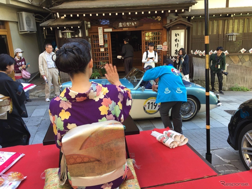 クラシックカーの出迎え。ヨーロッパ車を和服で出迎えることがむしろ様になっている。もてなしとは、いつもそうするように何事にも対峙することがすべての基本だということを気づかされる。