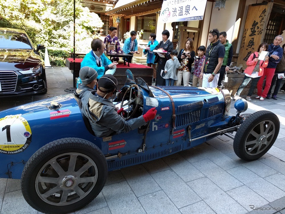 最初のブガッティがチェックポイントに到着すると、ギャラリーがどよめいた。