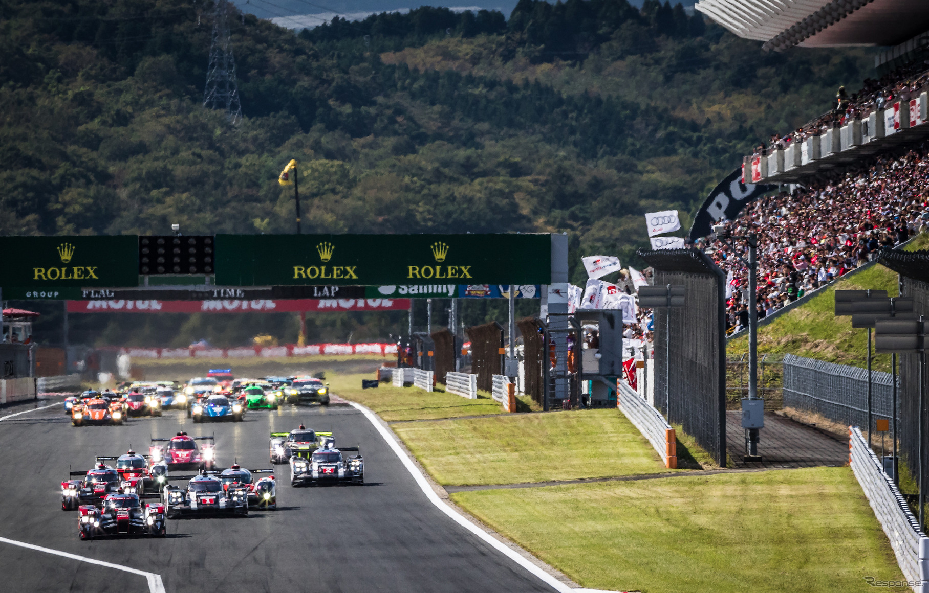 決勝スタートを観衆が見つめる。
