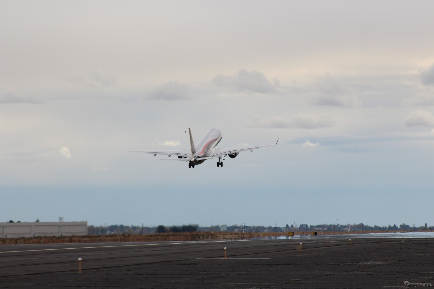 MRJの離陸（グラント・カウンティ空港）　〈写真提供　三菱航空機〉