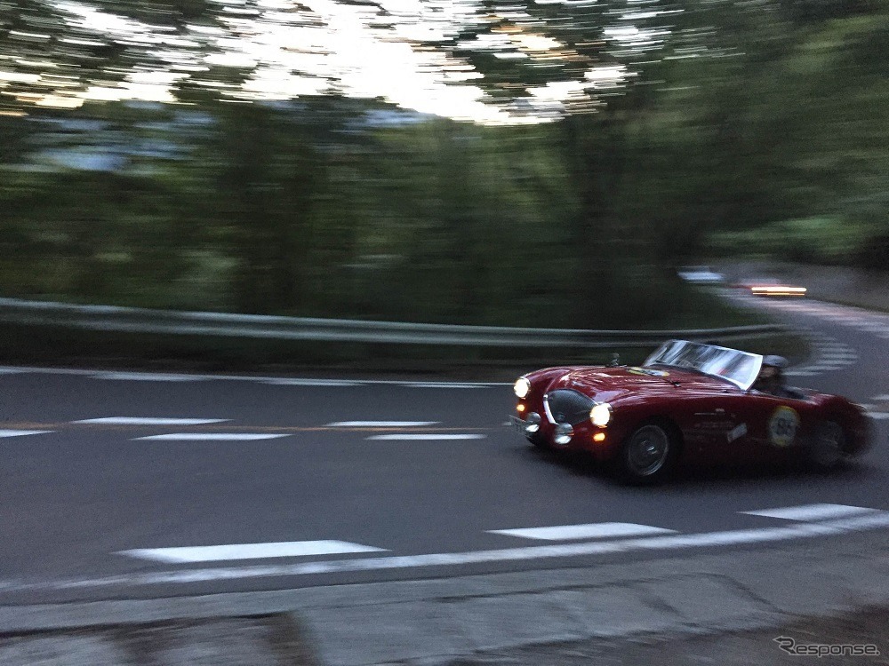 日も短くなった。次第にライトを灯して橋ｔる参加車も増えてきた。