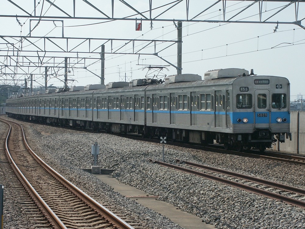 東葉高速線は20年前の開業当初から営団地下鉄（現在の東京メトロ）東西線との相互直通運転を行っている。写真は開業から7年後の2003年9月、飯山満駅に進入する営団5000形。今回のイベント列車が停車する留置線の姿も見える。