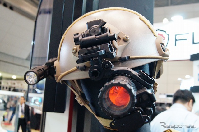 ヘルメットに装着するタイプの暗視スコープ。