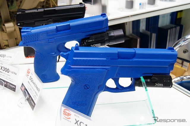 拳銃に装着するフラッシュライト。法執行機関向けクローズドショーっぽい展示品。