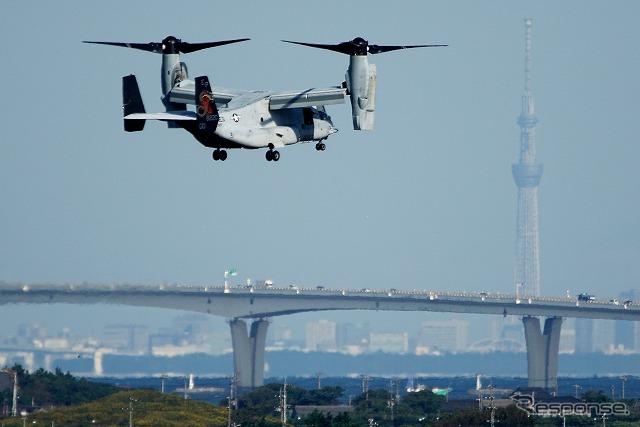 東京湾アクアラインの高架橋、東京スカイツリーがオスプレイを出迎える。