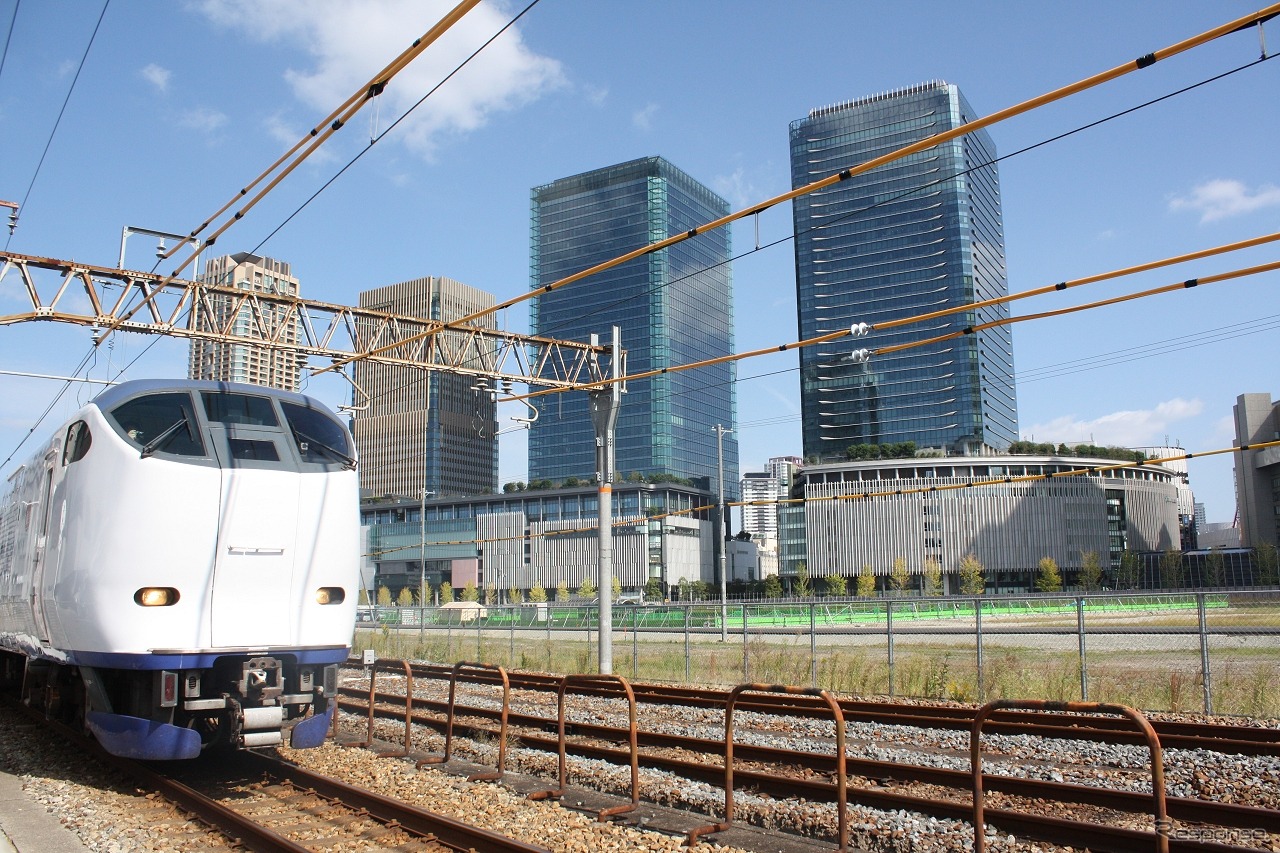 更地になった梅田貨物駅跡の脇を走る特急『はるか』。将来は写真奥の地下を走ることになる。