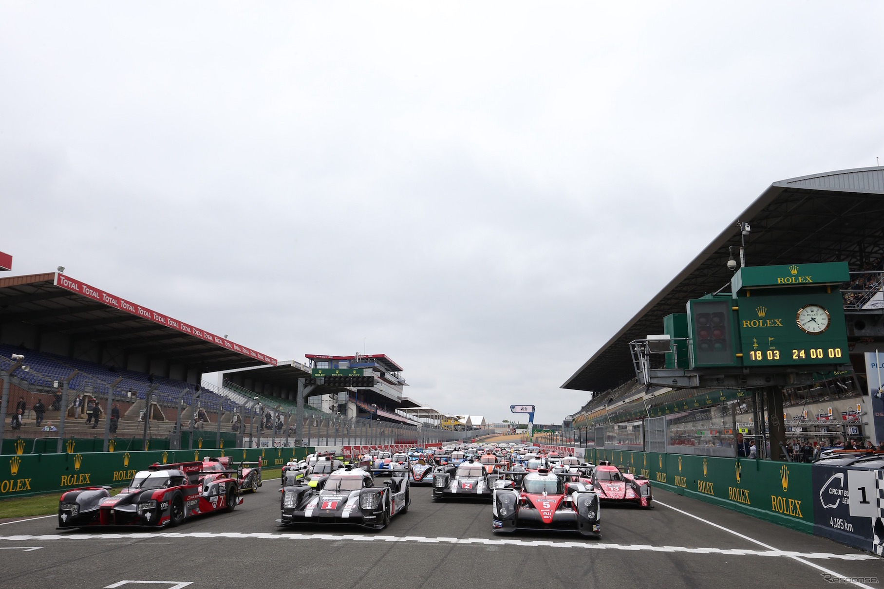今年のルマンのスターティンググリッドに並ぶアウディR18（最前列左）、ポルシェ919（同中央）、トヨタTS050（同右）
