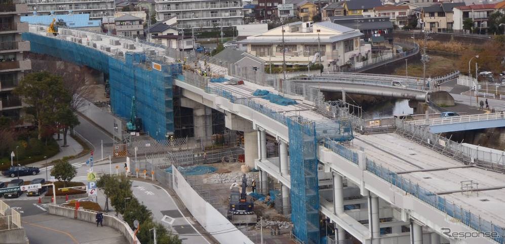 星川駅付近から海老名方面を望む。こちらも高架橋の工事がほぼ完成しつつある。