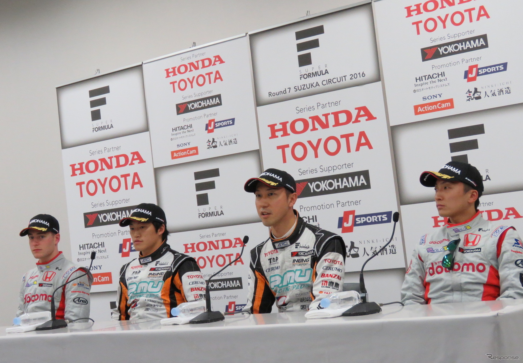 レース1、2の少なくともどちらかで予選3位以内となった4名の会見。左からバンドーン、国本、石浦、野尻。