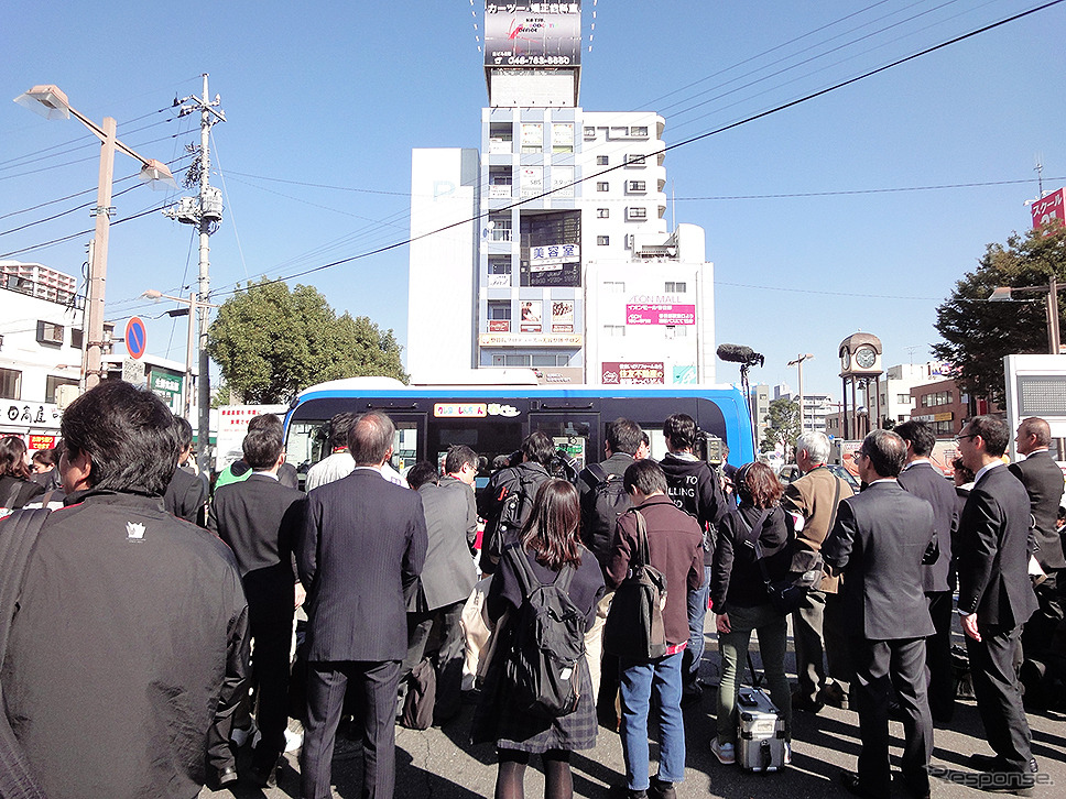 クレヨンしんちゃんラッピング電車＆バス出発式（東武鉄道春日部駅、11月3日）