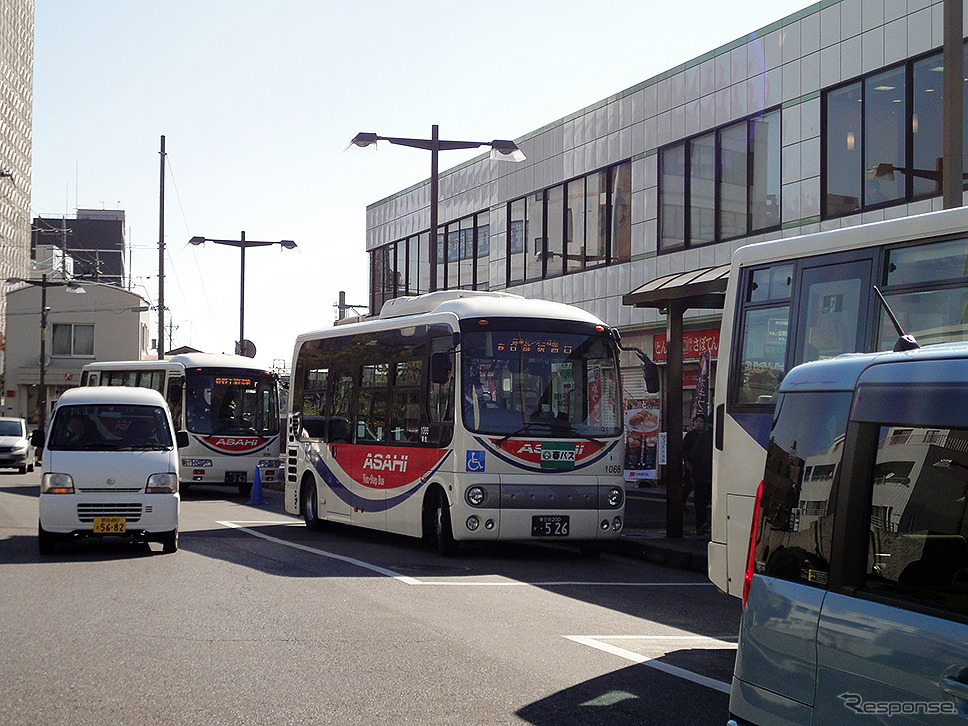 クレヨンしんちゃんラッピング電車＆バス出発式（東武鉄道春日部駅、11月3日）