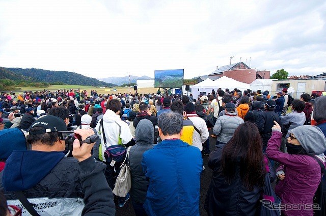 ブライトリング・ジャパンの顧客を対象としたイベントに登場した室屋義秀選手。今シーズンのレッドブル・エアレースについて報告するとともに、エアショーも披露した。