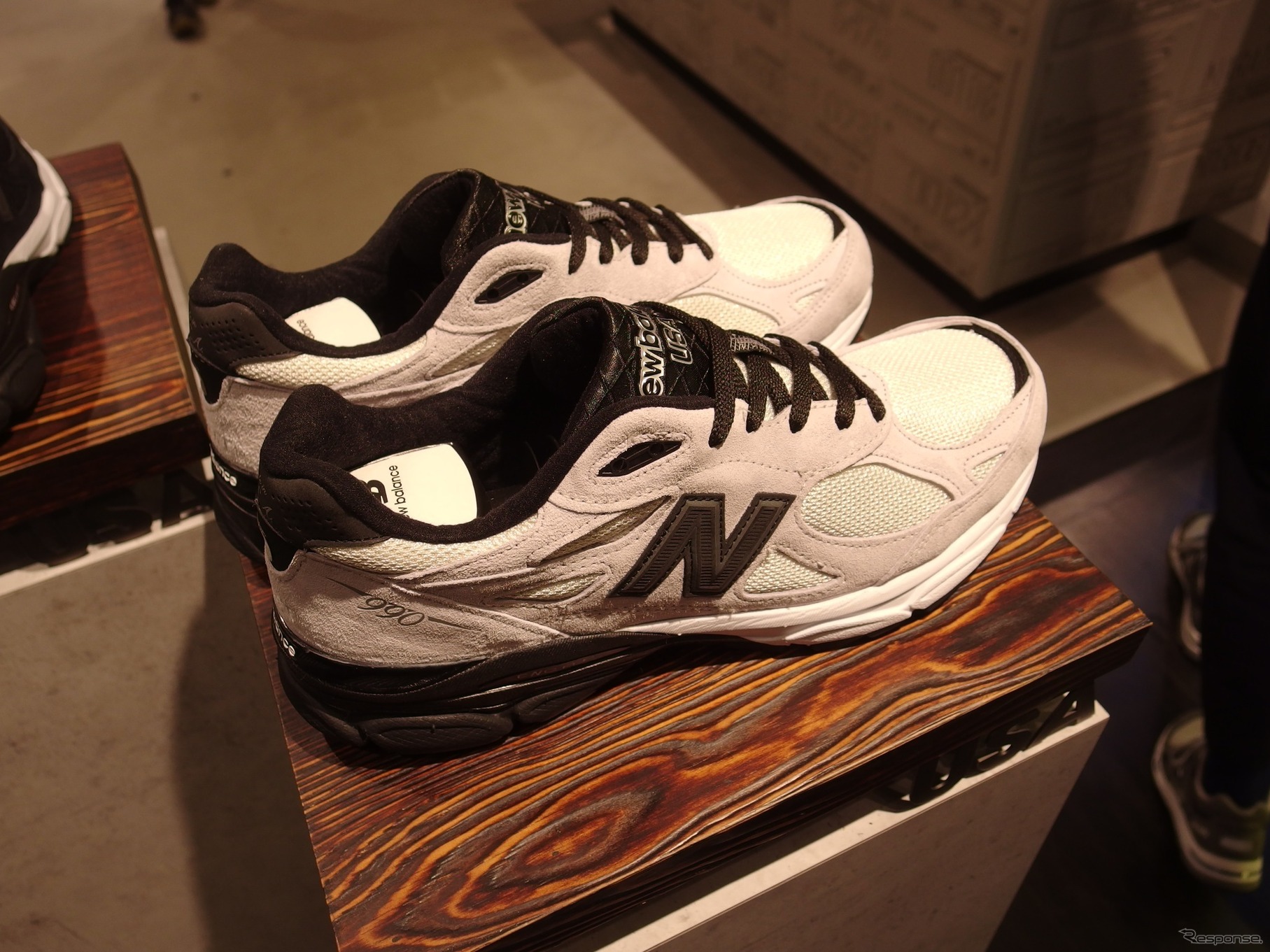ニューバランス原宿オープン記念、坂本龍一デザインのM990V3。限定110足、3万2000円＋税。