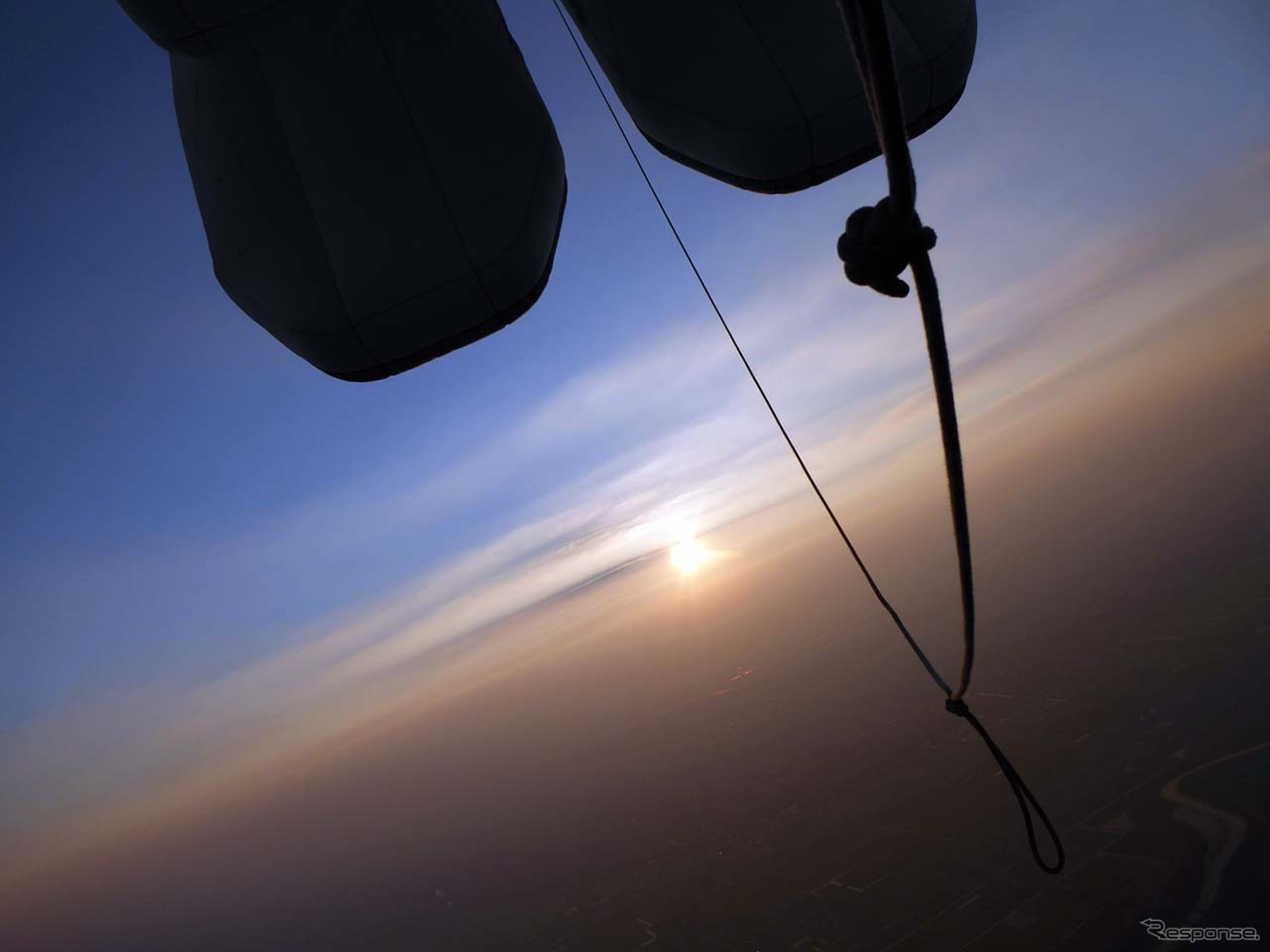 日の出を拝みながら空中を散歩するのは生まれて初めての体験