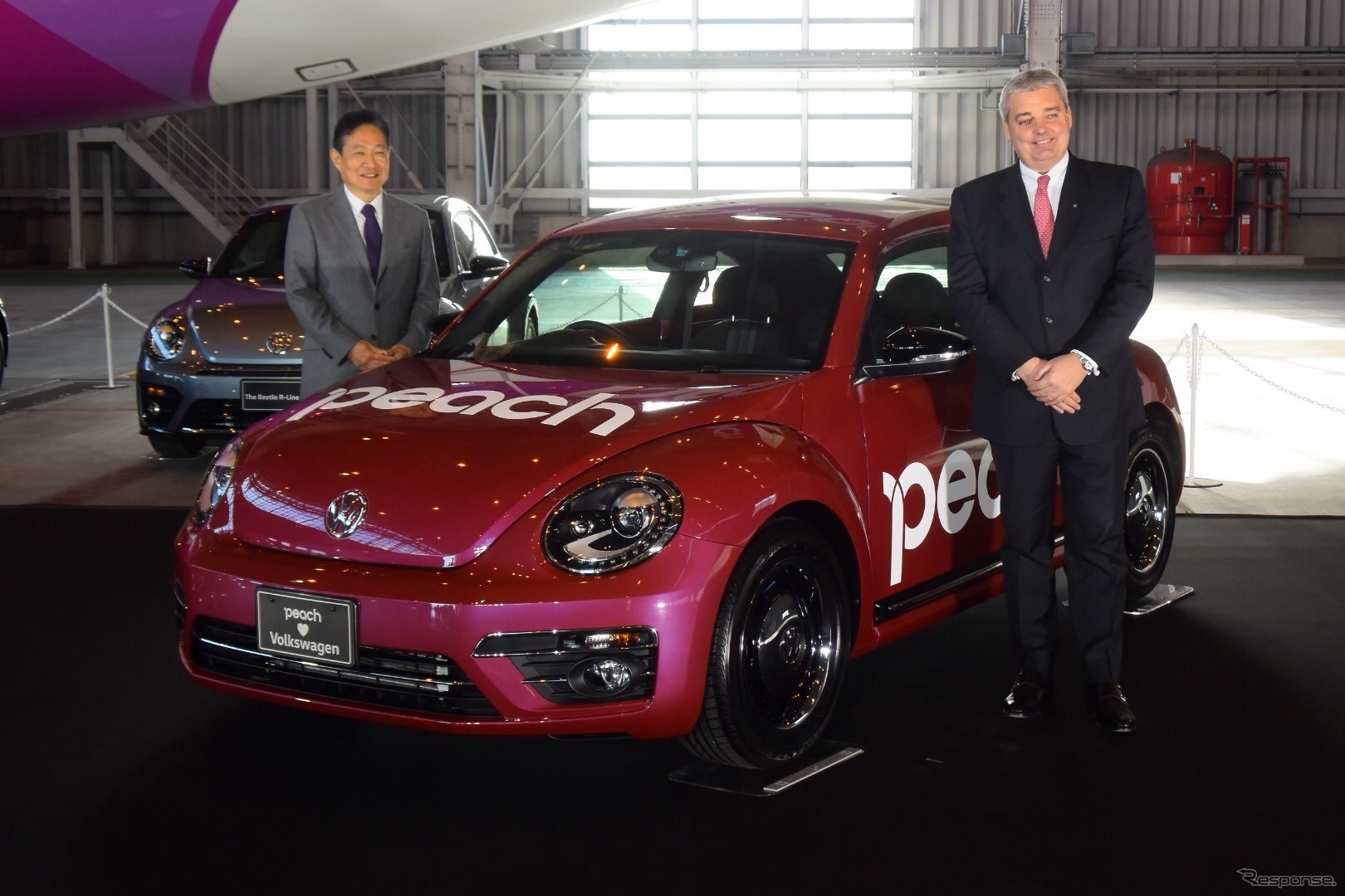 VWのティル・シェア代表取締役（右）とピーチの井上慎一代表取締役