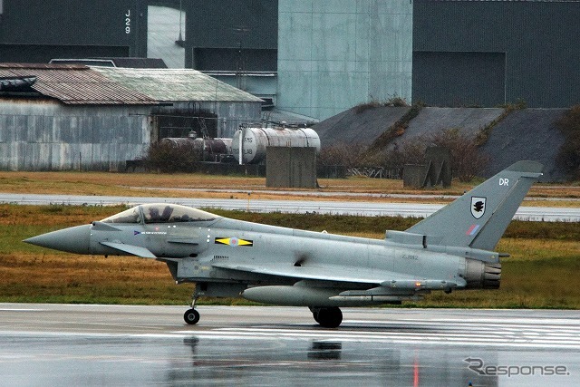 滑走路上で離陸待機するタイフーン。