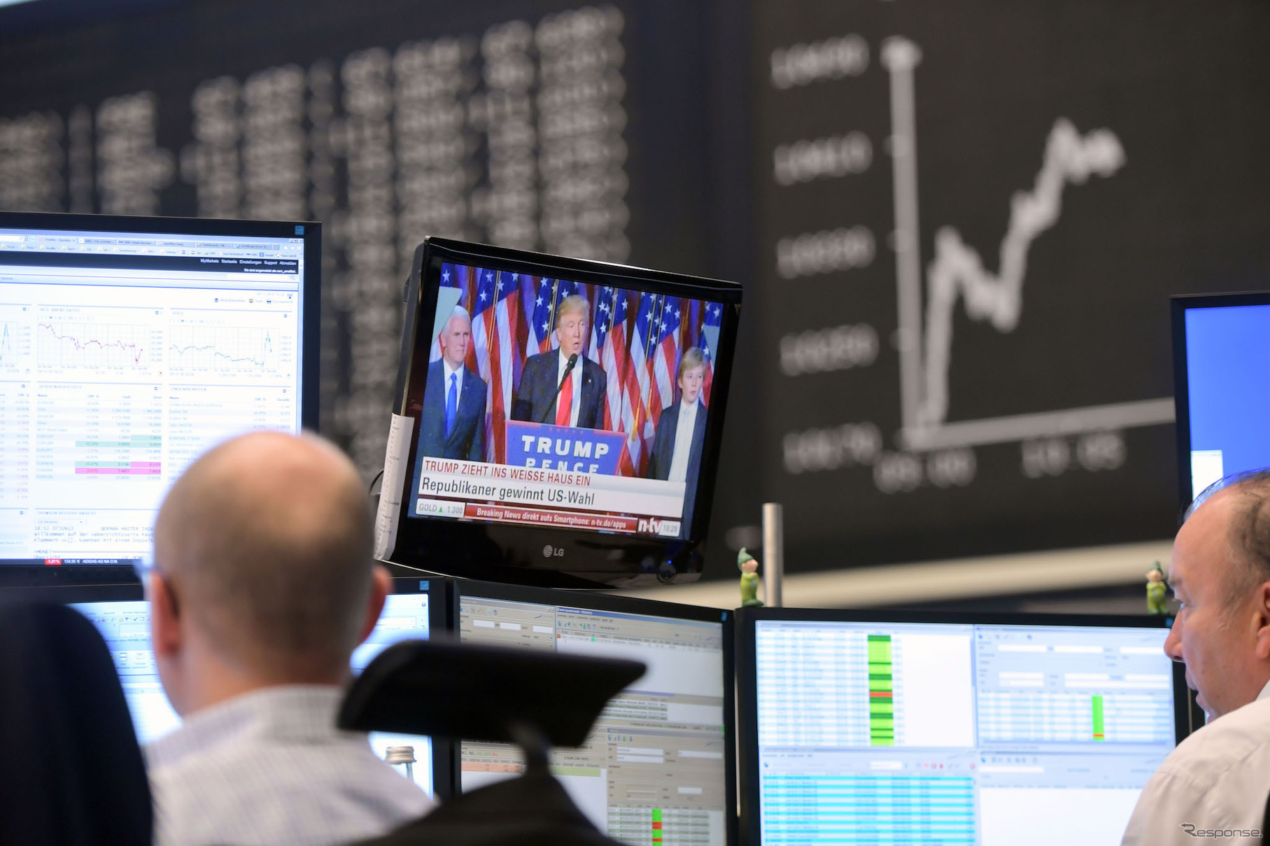 米大統領選の報道を見守る独フランクフルト証券取引所のスタッフ。　(c) Getty Images