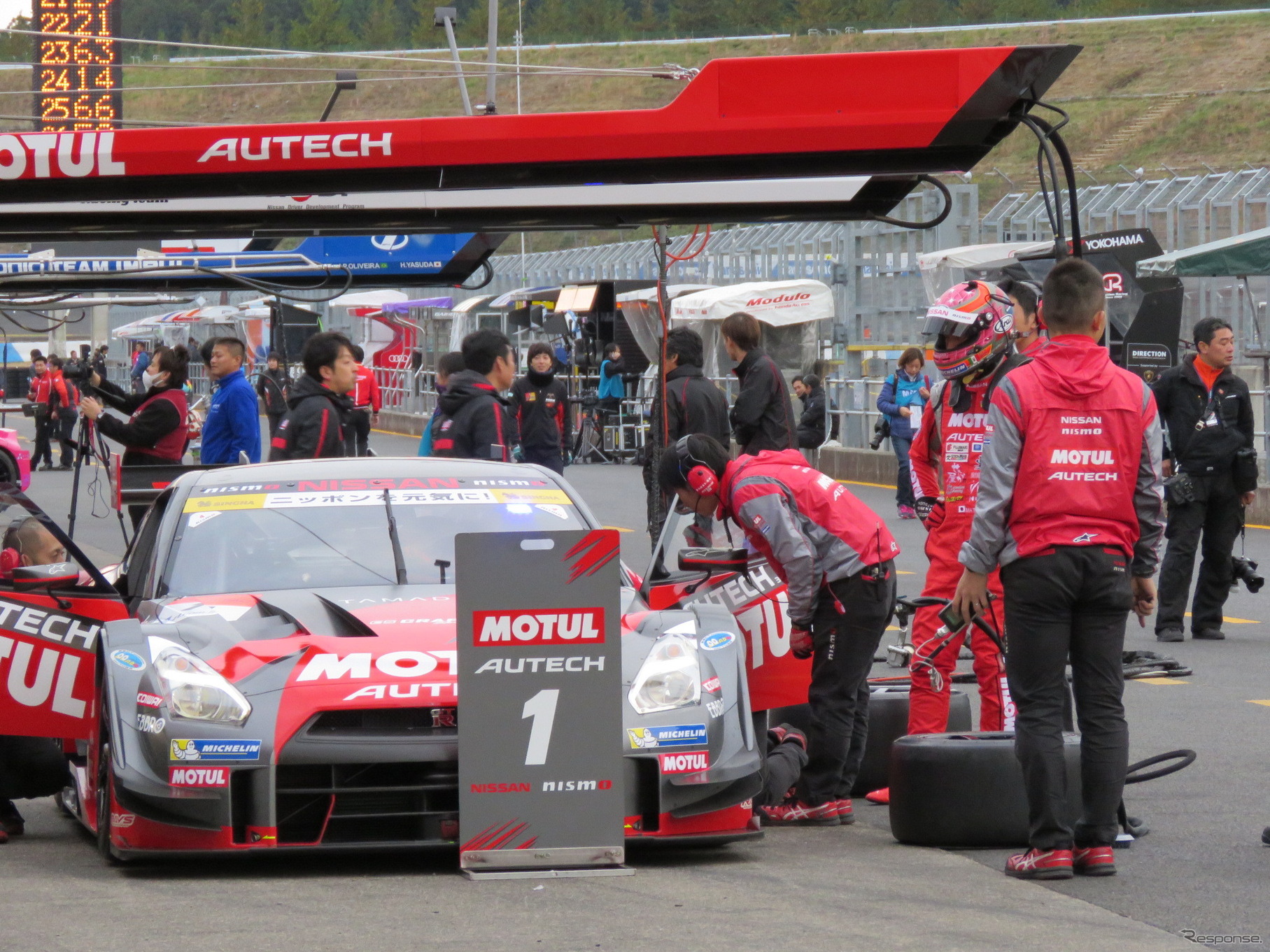 公式練習前日のもてぎ、ピット作業の練習に取り組む#1 GT-R。