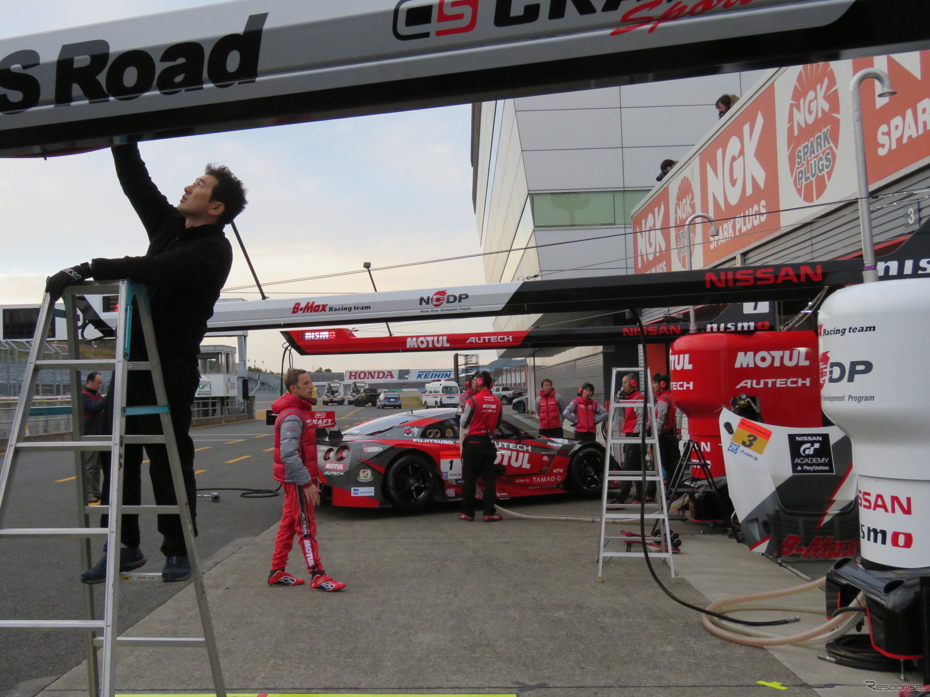 ピットでは設営が進む（中央やや左が#1 GT-Rのクインタレッリ）。