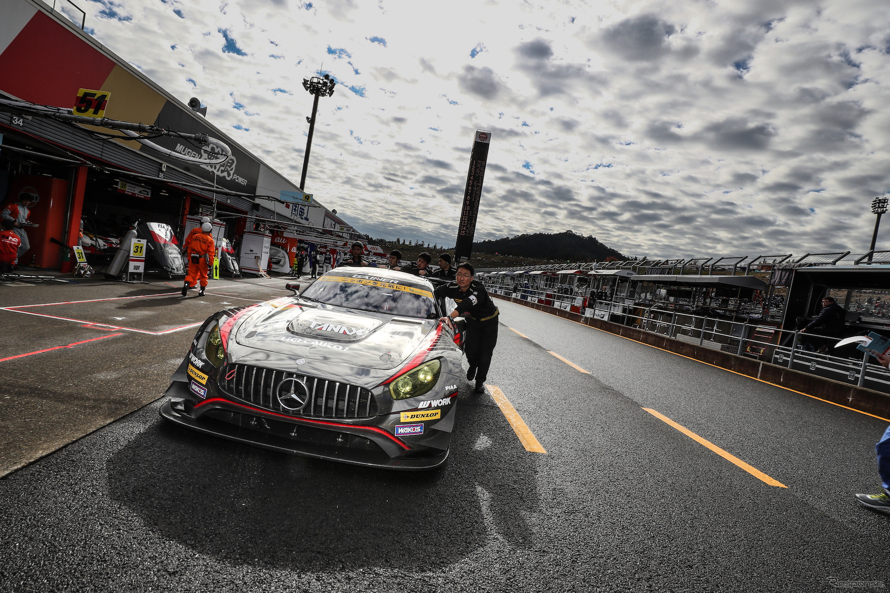 GT300の第3戦ポールポジションは#11 メルセデス。