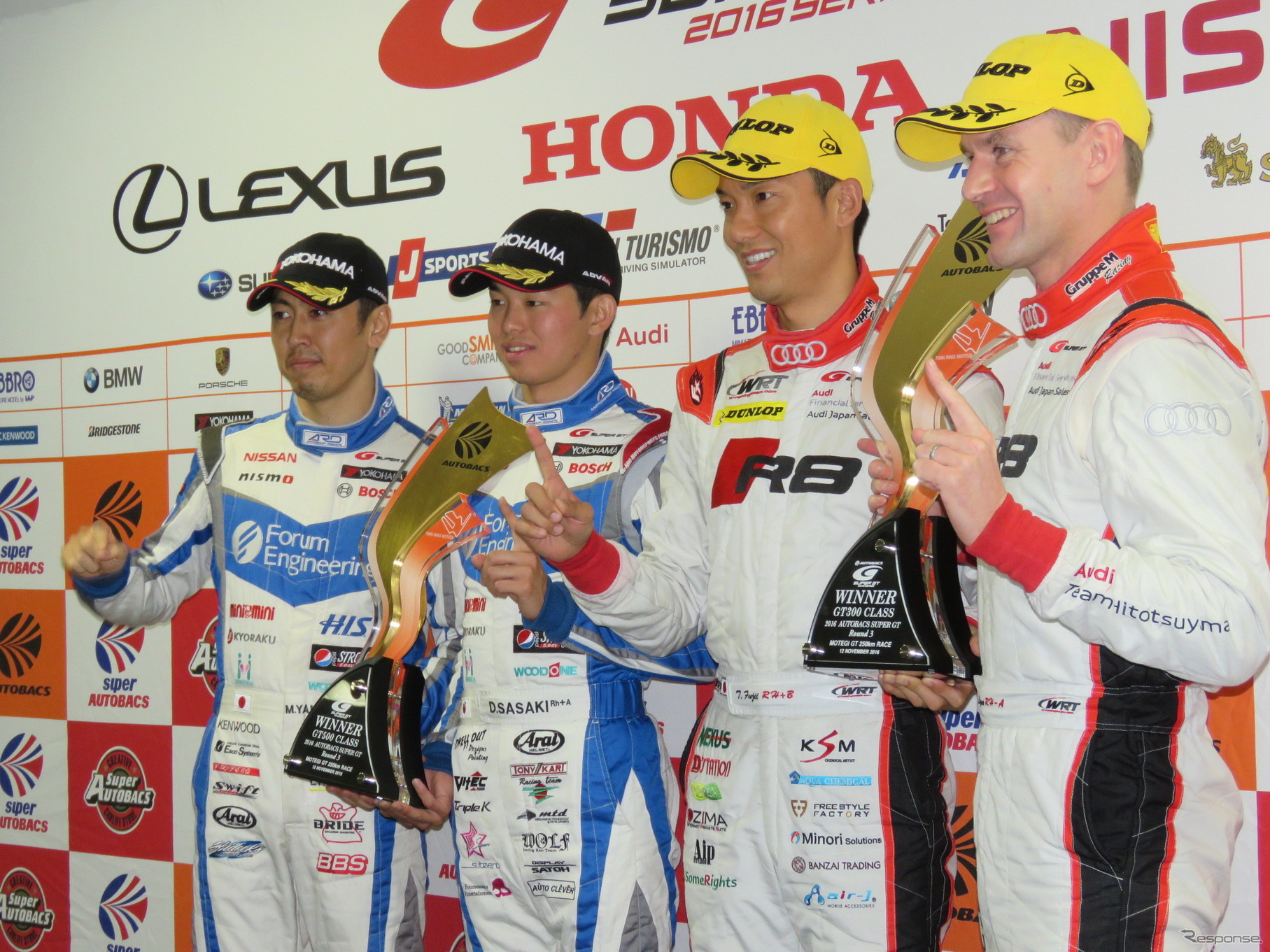 左からGT500優勝の柳田&佐々木、GT300優勝の藤井&ライアン。