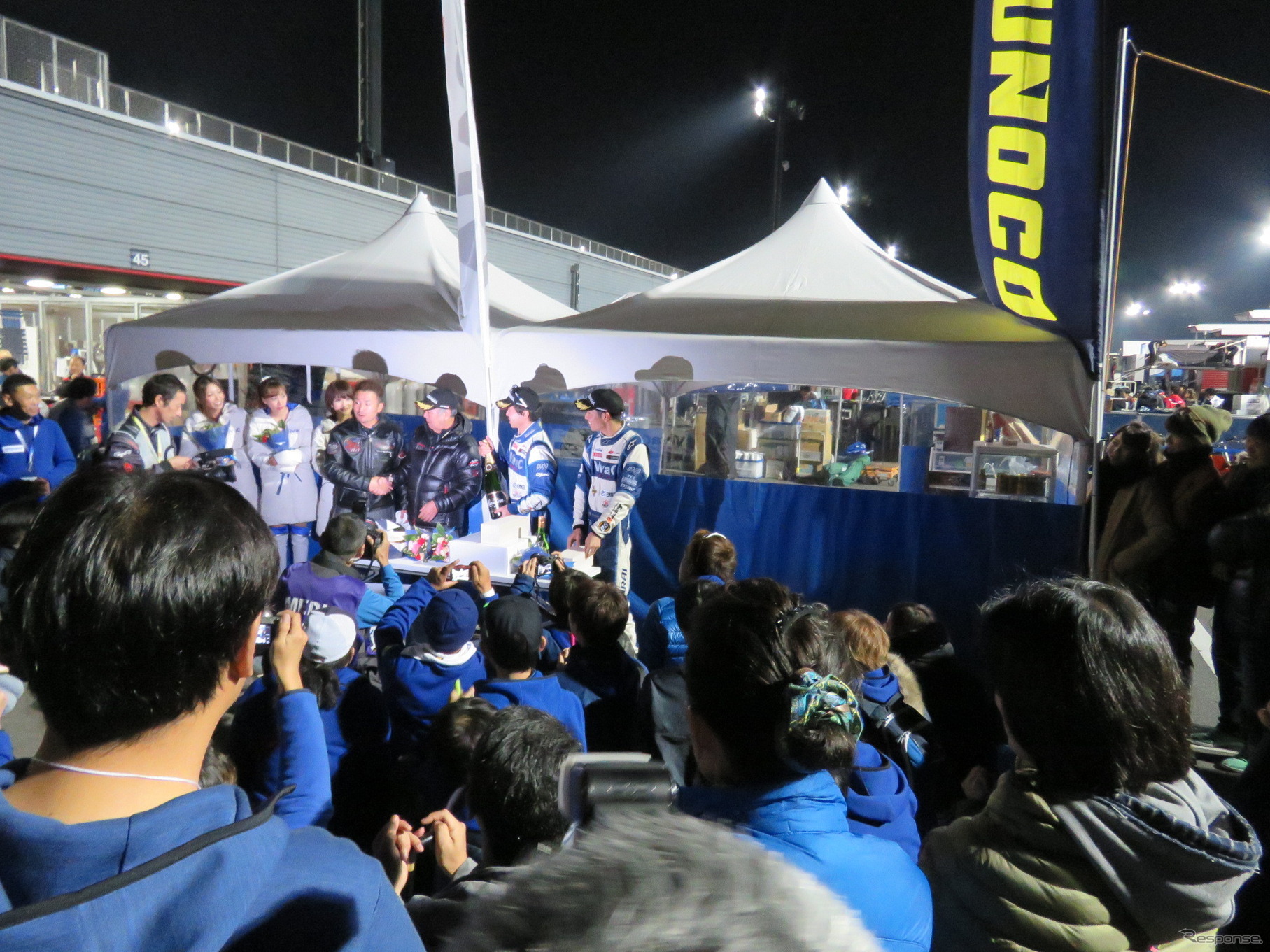 夜のパドックでは、土屋と松井がチームを支える人たちと簡易版祝勝会を開くという、このチームらしいシーンも。