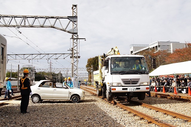 負傷者救出が終了したため、事故を起こしたクルマの搬出を開始。