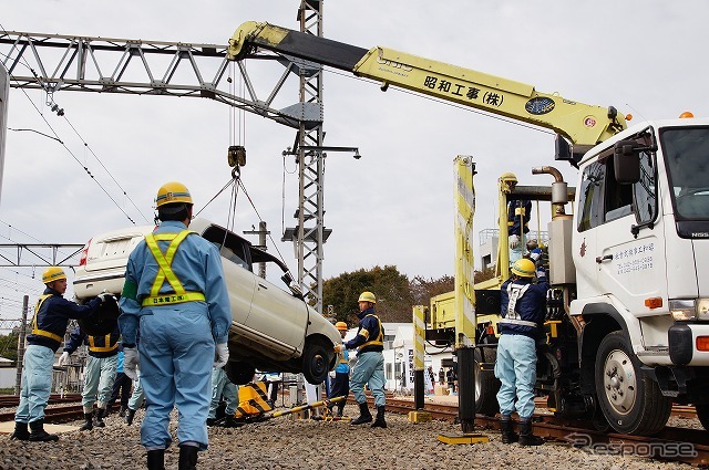 「軌陸車」という、線路上を走行可能なトラックを使っての作業。