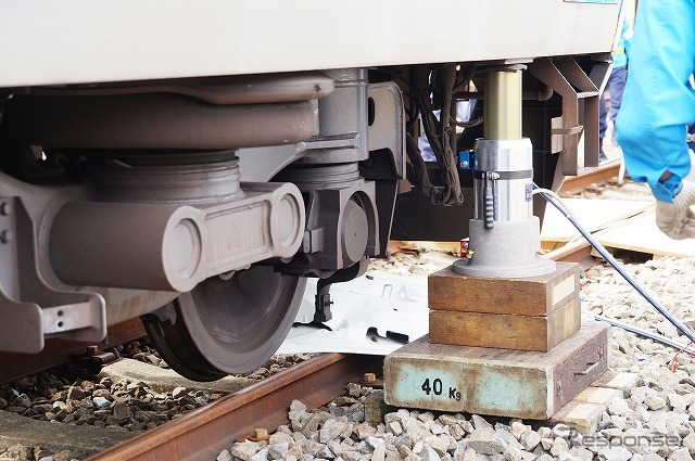 障害物が除去可能な高さまで電車の車体を持ち上げる。