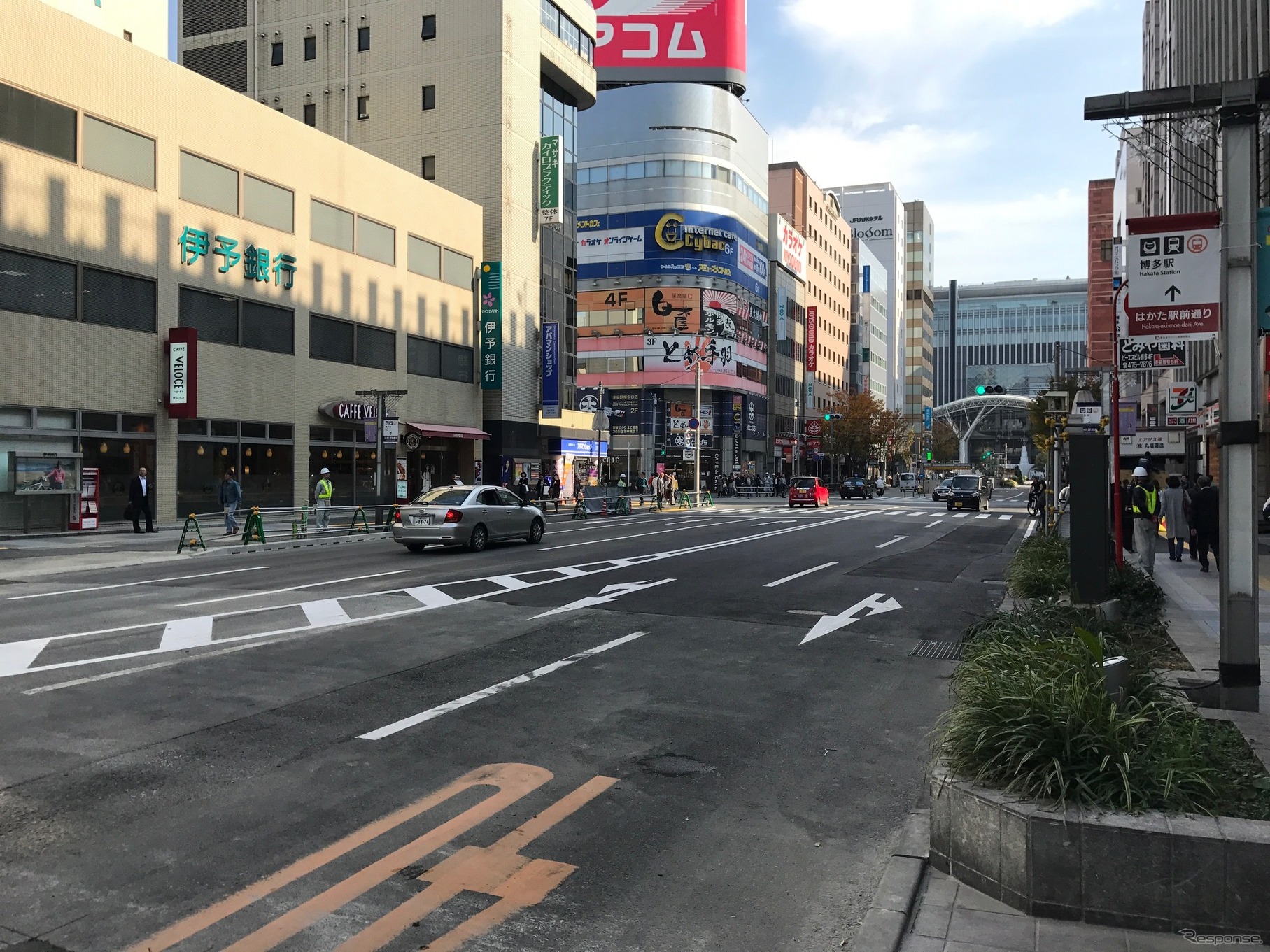 博多駅前2丁目交差点。右手奥が博多駅。