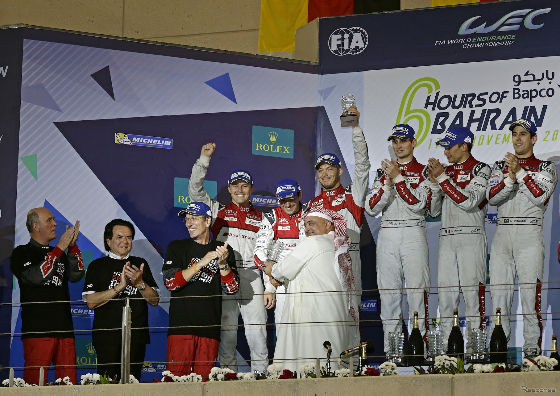 1-2で最高のサヨナラレースを演じたアウディの面々（左からチーム首脳ら、2位の7号車クルー、優勝の8号車クルー）。