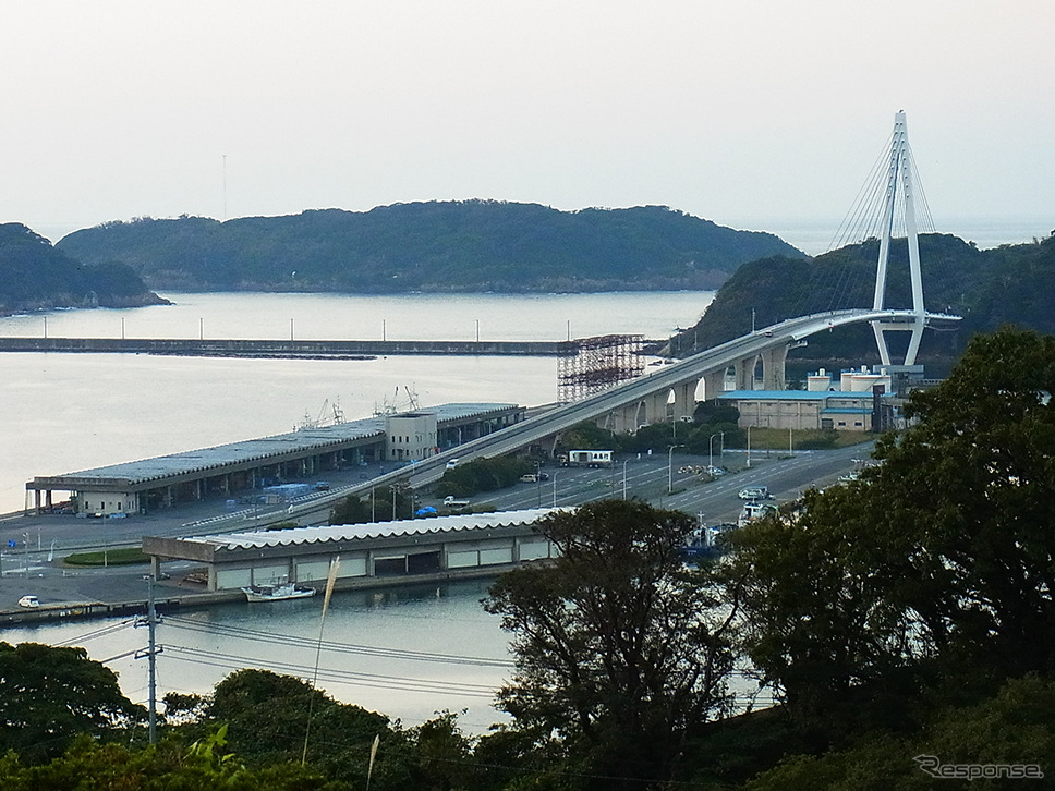 「道の駅ゆうひパーク浜田」付近から見えた浜田港「浜田マリン大橋」