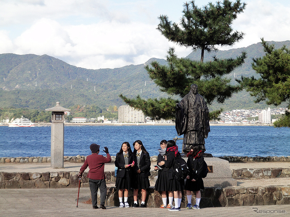 宮島、修学旅行生と地元の人との出会い