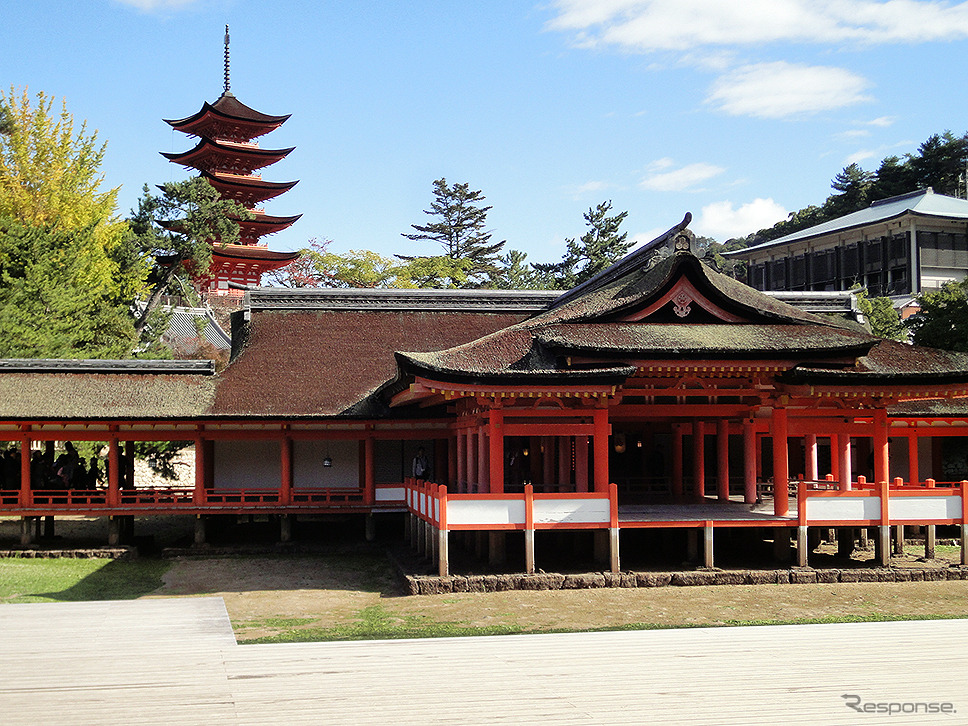 干潮時の嚴島神社と青い空、五重塔